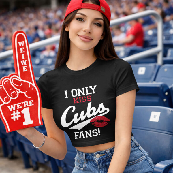 Alternative view of Chicago Cubs Cropped Naval-Baring Shirt 010